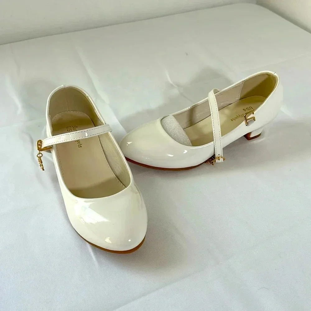 Kids dress shoe White NEW in excellent condition